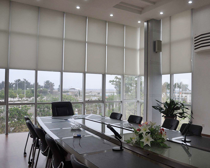 成都華陽企業會議室里的窗簾安裝材料展示